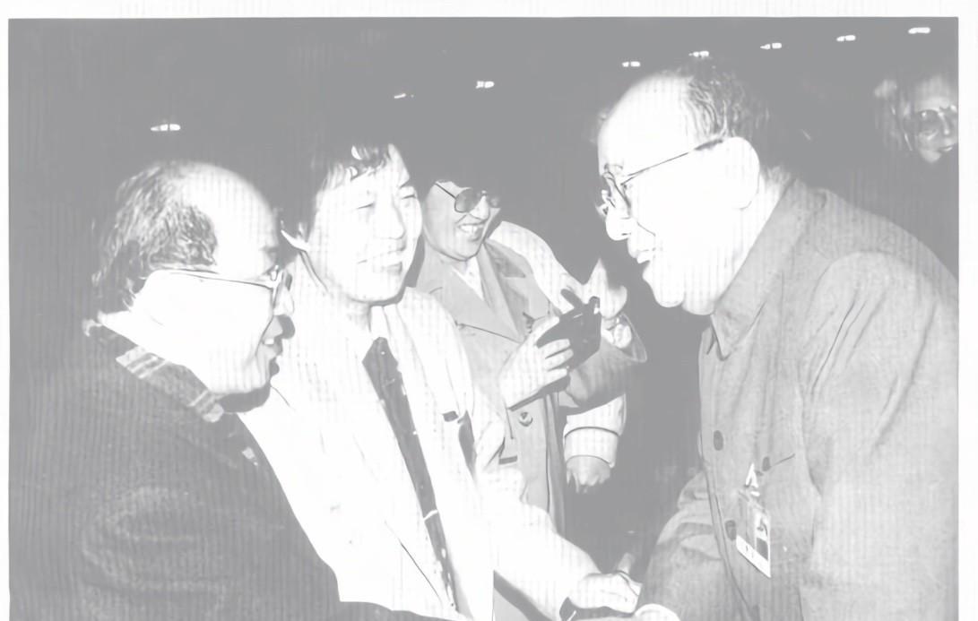 杨尚昆接见司徒戎生的照片。司徒戎生是广东开平市赤坎镇深塘村人，著名爱国侨领。他曾