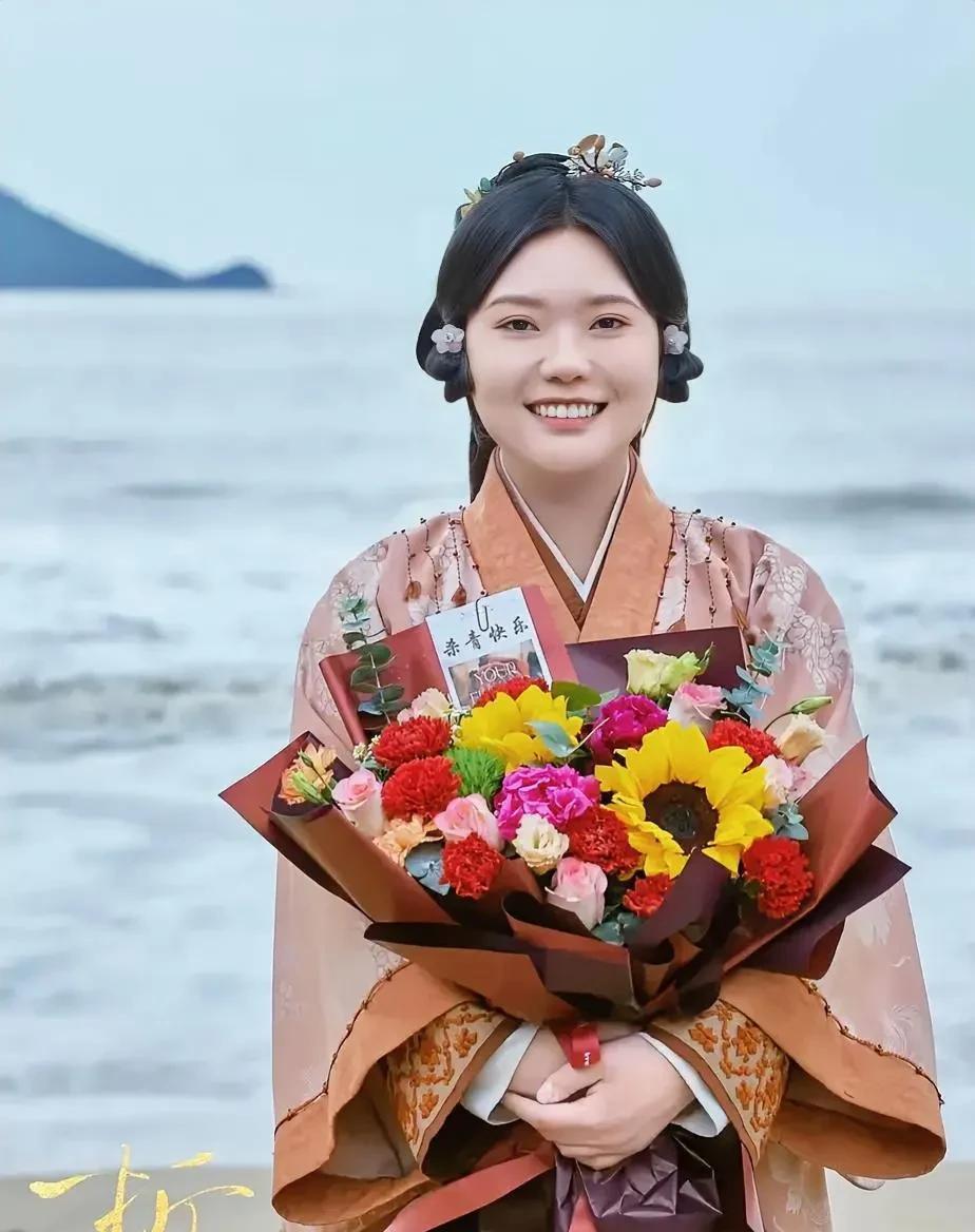 郑晓龙导演说没想到《藏海传》会爆，
估计邓科导演得回一句，
没想到《折腰》这剧能