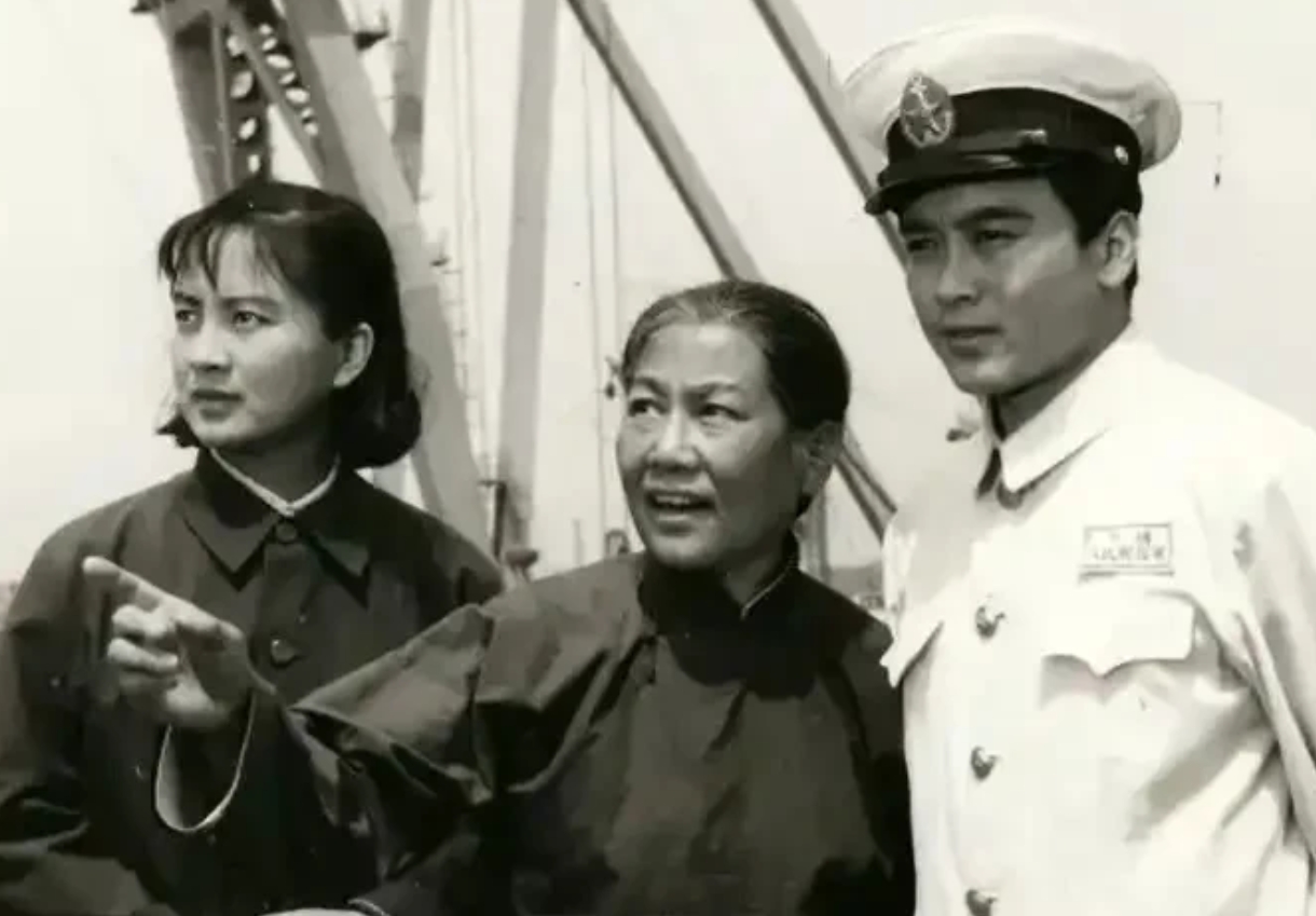 1978年，北影倾力打造上下集鸿篇巨制。影片星光熠熠，大牌云集。瞧，这三位便是片