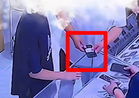 父子俩因买苹果15还是苹果16发生争执，结果孩子的做法让店主都看不下去了。

山
