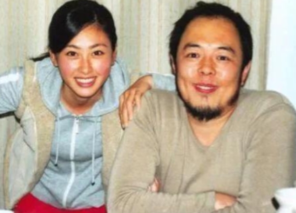 一天深夜，19岁的女大学生訾晓敏给45岁张铁林打电话：“铁林哥，我好像怀孕了，孩