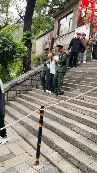 小姐姐爬泰山时不慎崴脚骨折！
幸好她在山上遇到了两名武警战士。
最后在两名武警战