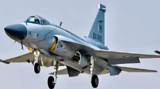 巴基斯坦最近栽的跟头，不大，却真疼——把自家的枭龙战机技术教给了土耳其，想着拉兄