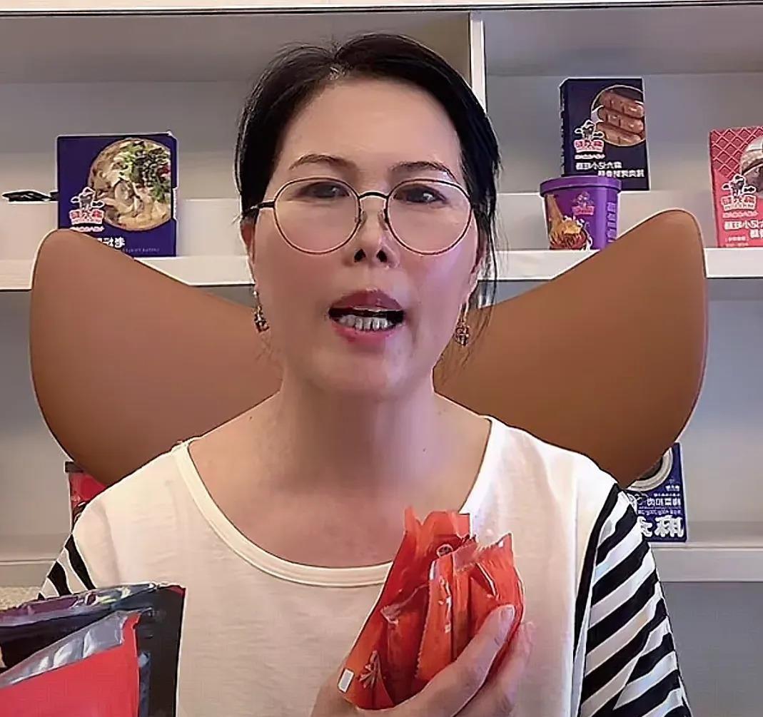 有人问小杨阿姨，大S和马筱梅谁漂亮！小杨阿姨的回答尽显高情商！
小杨阿姨直接摊开