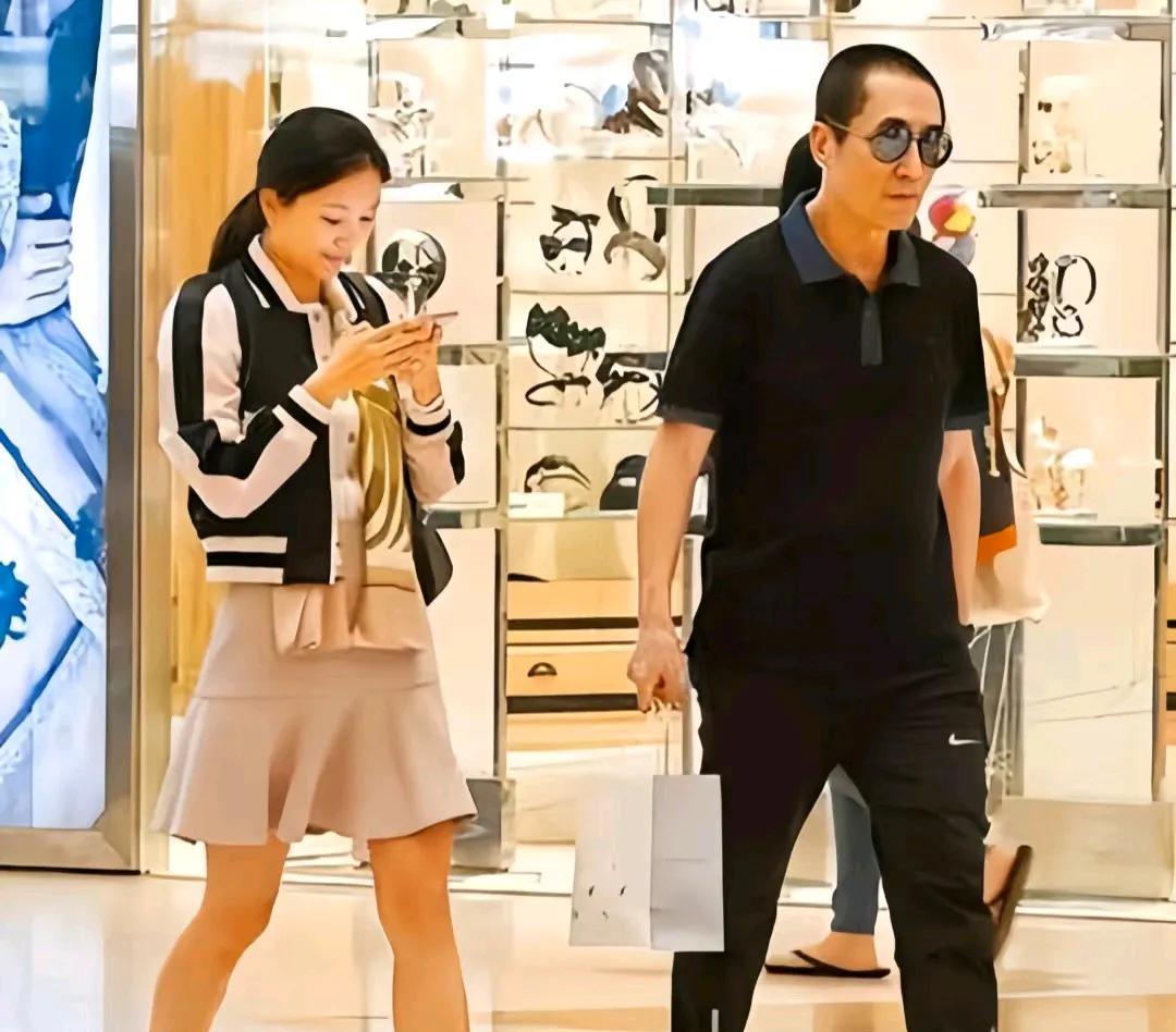 张艺谋真的很宠小娇妻陈婷。
张艺谋在导演界是数一数二的大导演，但在生活中，他也和