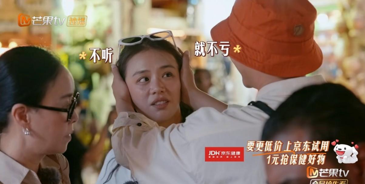 被马思纯张晚意这段笑疯了！
马思纯张晚意一起去埃及逛夜市买东西杀价，马思纯看上一