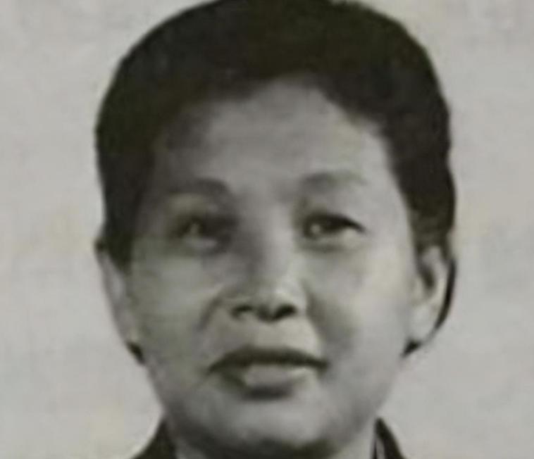 1939年，女战士徐敏准备去如厕，突然被一壮汉抱到了床榻上，对方捂住了她的嘴巴，
