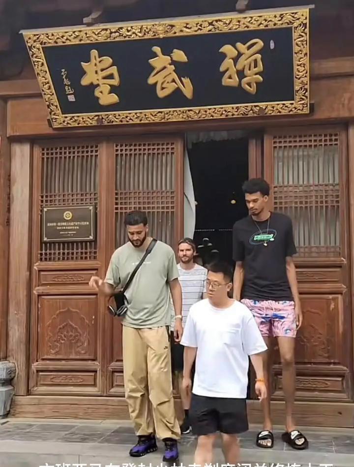 文班亚马在登封少林寺剃度闭关修炼十天。
