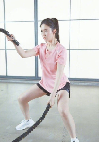 凭什么女星要“练”到极致才能被认可，男星“恋”得混乱还能被轻饶？这双重标准该改改