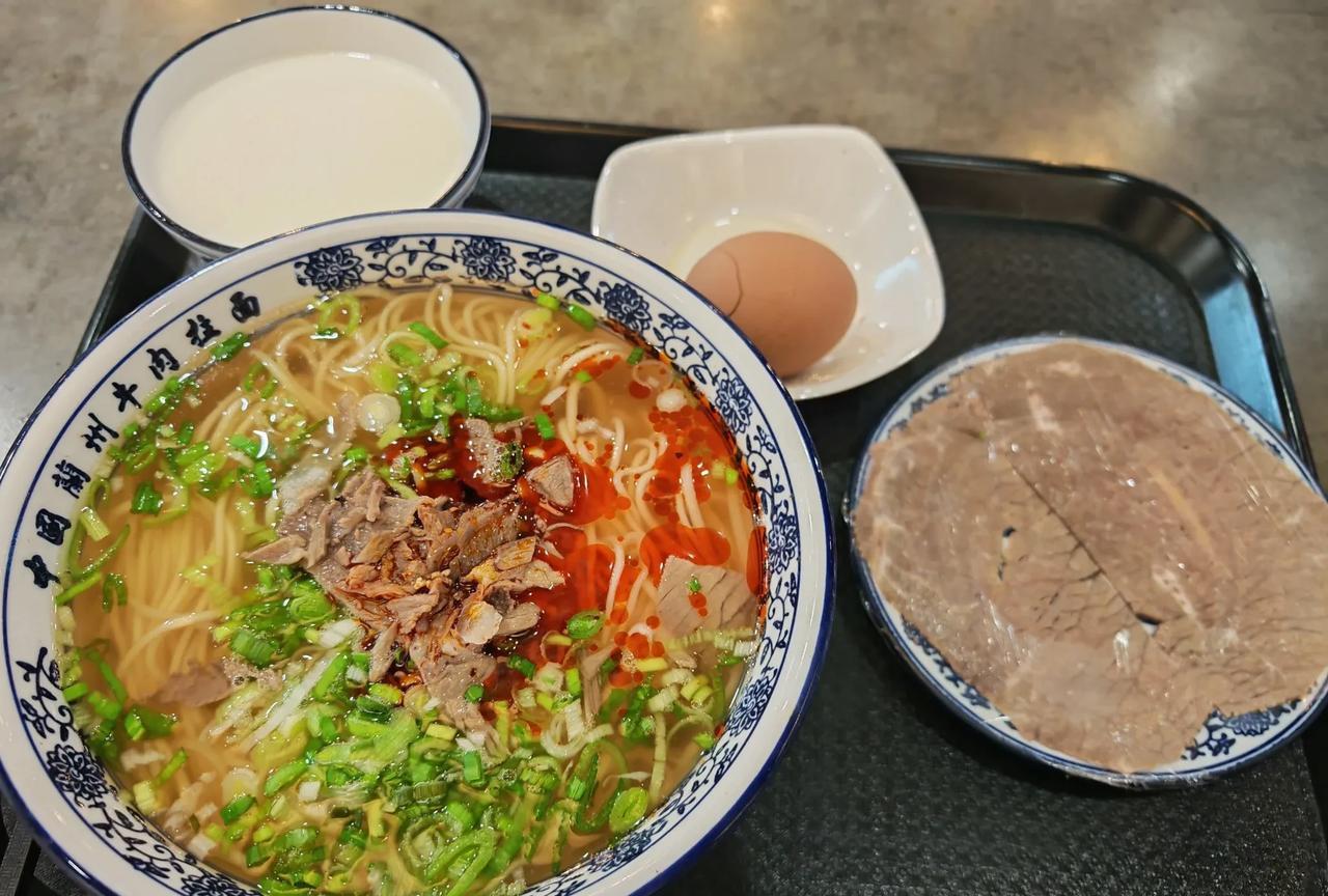 北京南站的牛肉面套餐
一份兰州牛肉面
加了一份肉，一个茶叶蛋
一份酸奶，一共55