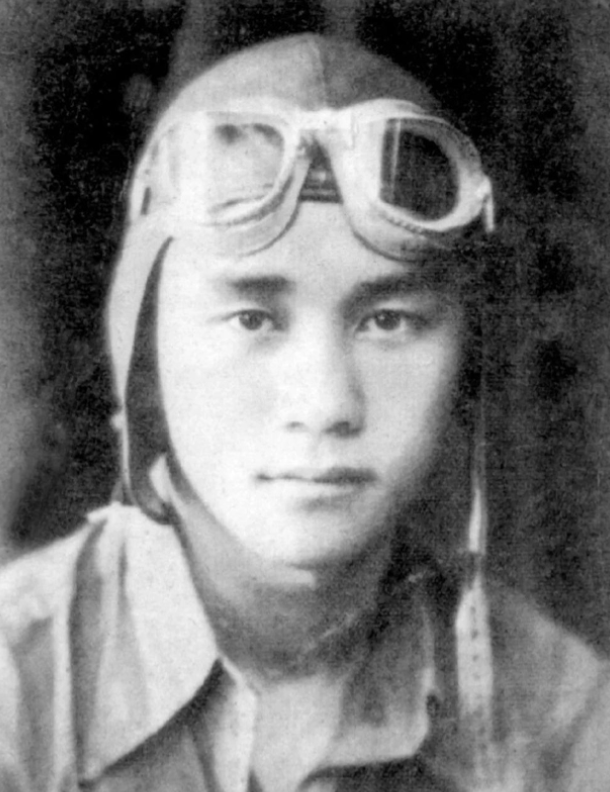 1938年4月，飞行员陈怀民在天上被5架敌机围着打，他开的飞机油箱都着了火。这时