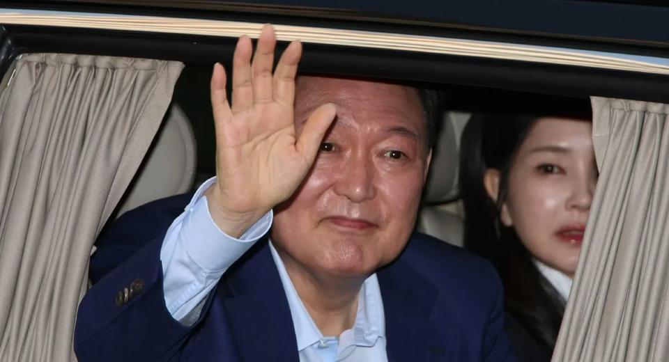 52岁的金建希坐上黑色轿车与丈夫一起搬离汉南洞官邸，她化着漂亮的妆容。
尹锡悦戴