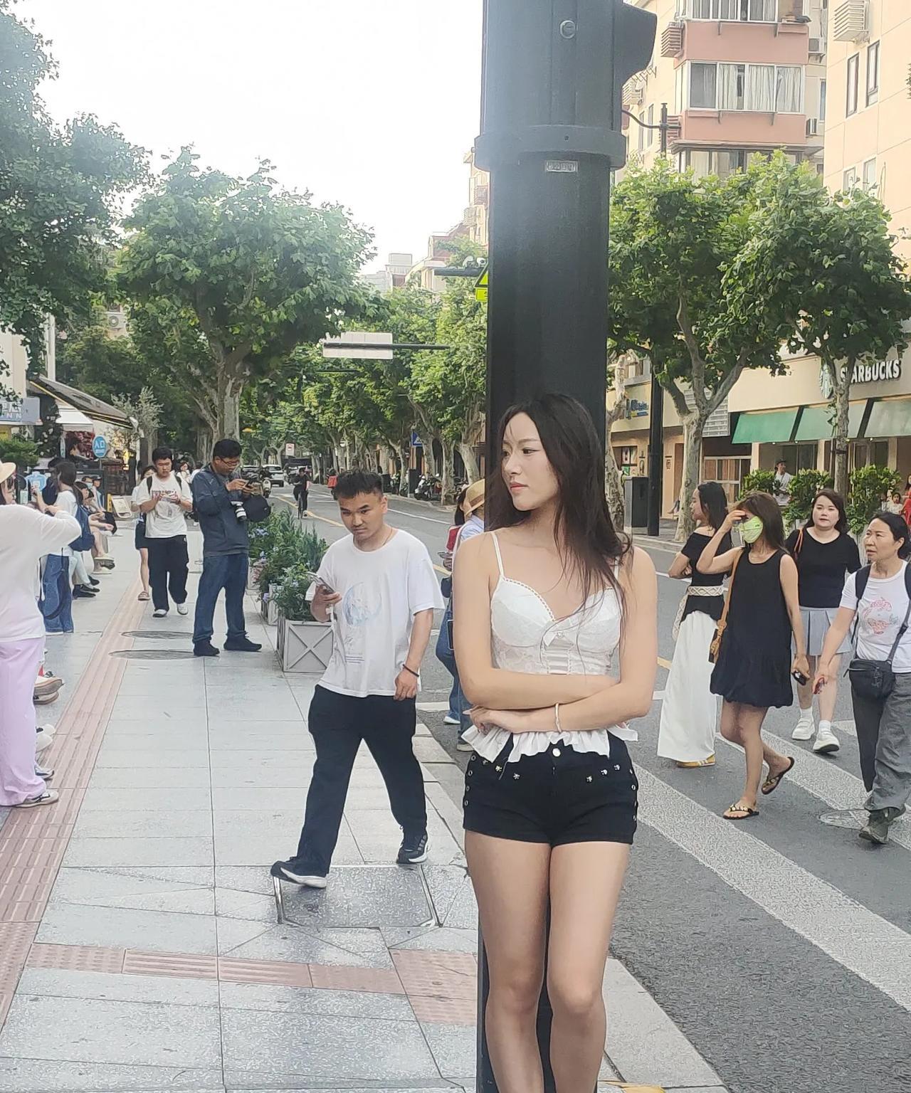 男生装纯意味着什么？
在大学里，老师讲完课就走人，不跟我们沟通，我们都习以为常。