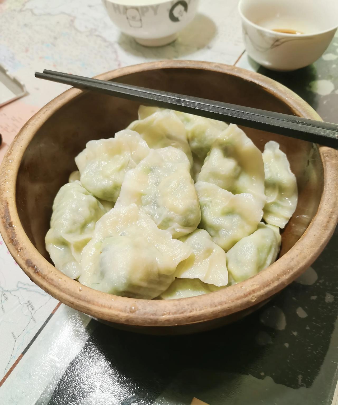 煮饺子，盛到这黑瓷小盆里。这小盆在家中己传三辈了，到我这，大约最少一百多年了，奶