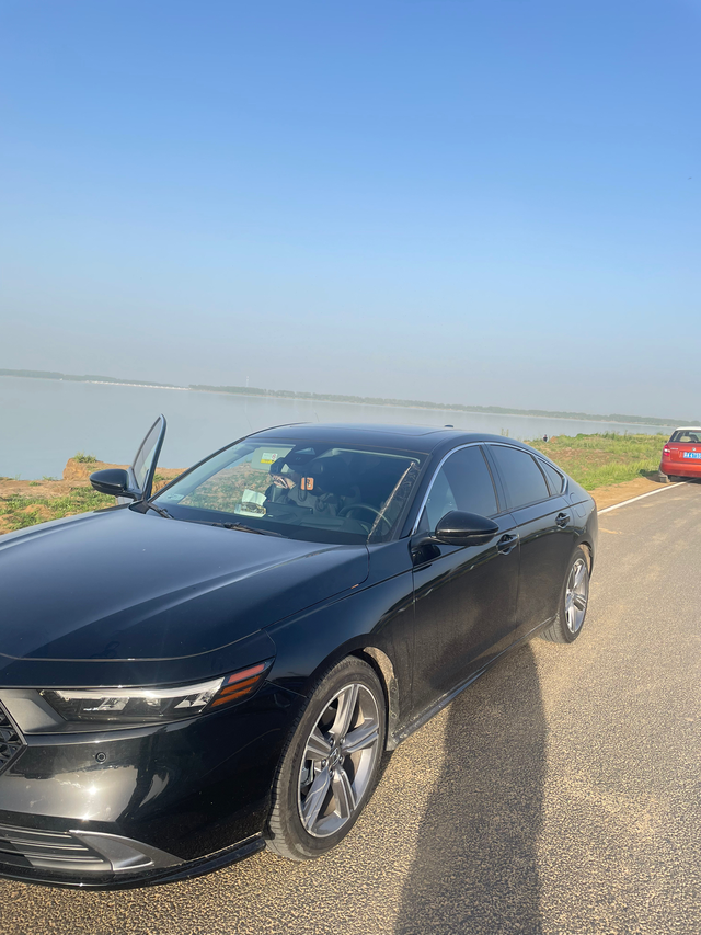 黑停路边雅阁成焦点
提车半年 综合来说 非常好 没有网上说的那么不堪提车第三天没