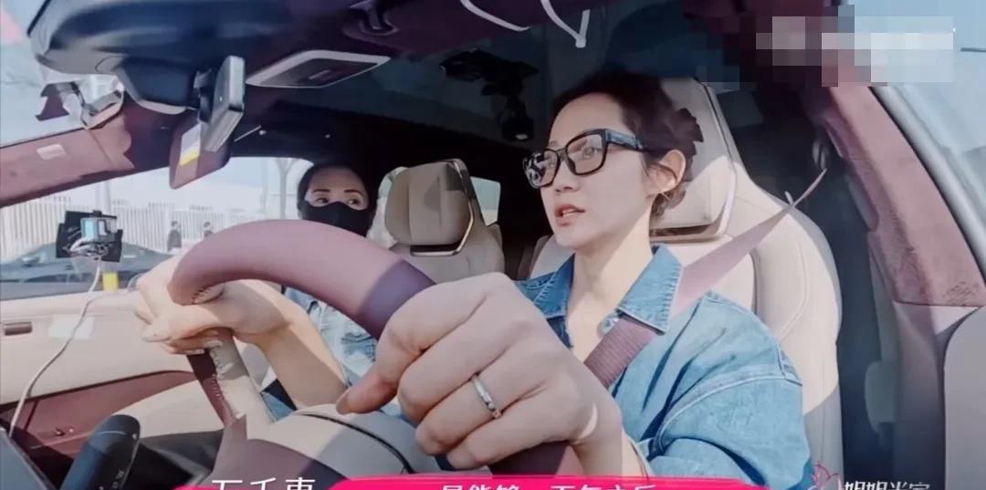 万千惠的妈妈实在想不明白，女婿三宝明明很优秀，写歌也写的很好，为什么就不写了？