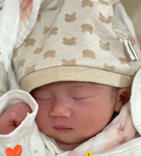 好纠结呢问大家一个问题
女儿嫁人以后，生孩子，娘家这边七大姑八大姨，给的份子钱，