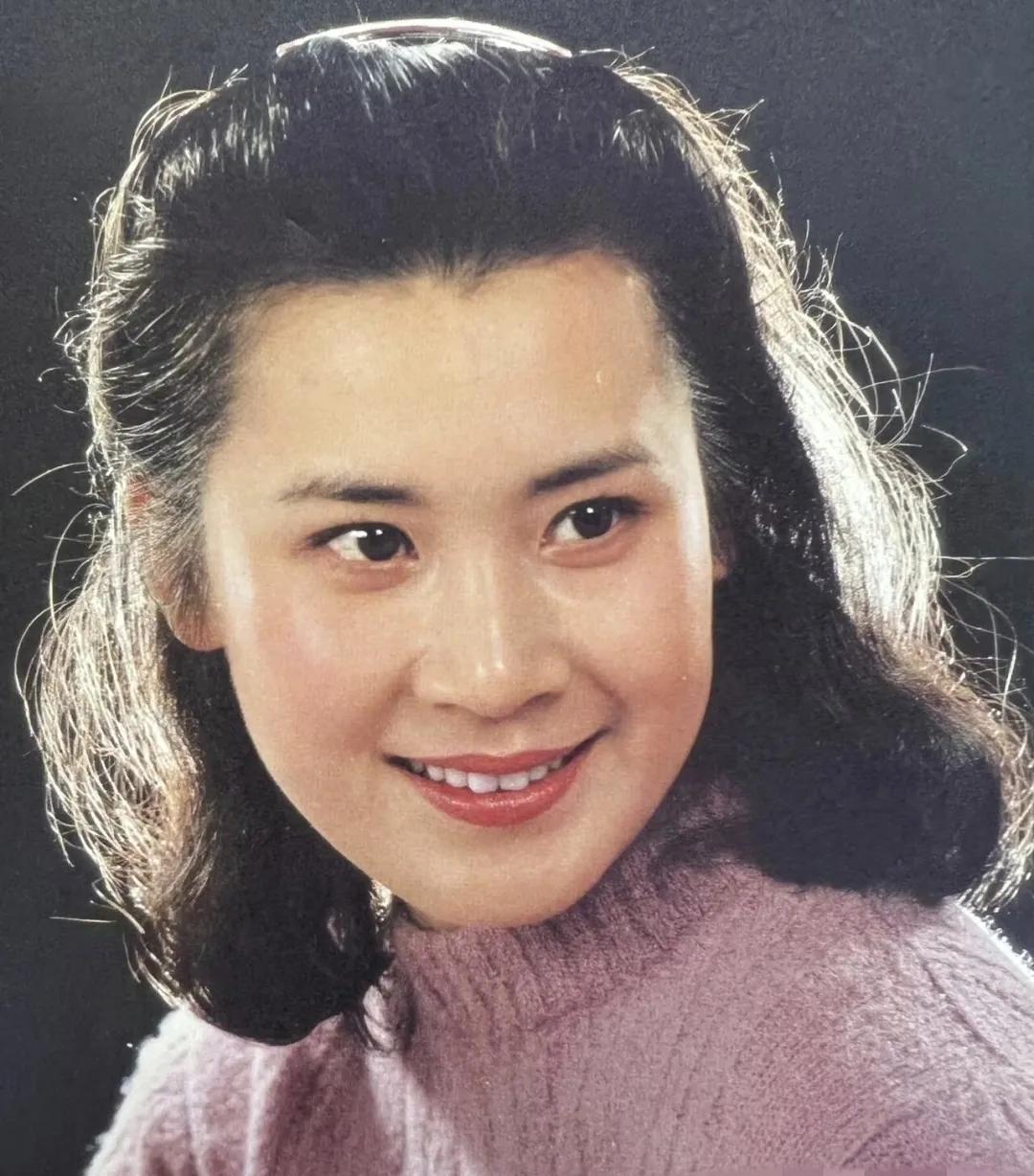 八十年代的著名影星
年轻时候非常的漂亮
演技也不输给刘晓庆
你们还记得她吗？