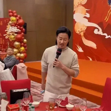 吴京为自己的父亲举办80大寿，桌子上摆满了各种各样的酒水饮料，最醒目的还是大窑，