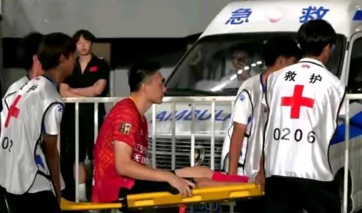 辽宁铁人队主力阵容年龄最大35岁的中后卫5号栗鹏，因腿部骨折而大概率是赛季报销，
