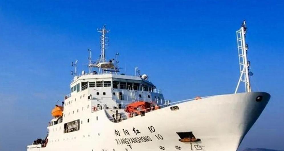 近期菲律宾在南海频繁挑事，中国没以军舰回应，却派出两艘特殊船只，直接引爆局势。