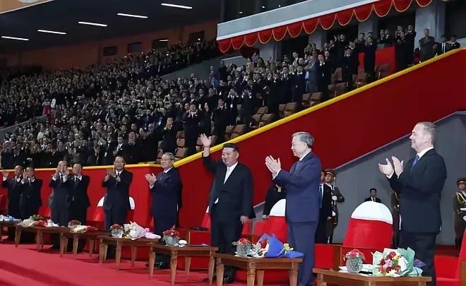 朝鲜为这次参观阅兵位次的安排也是费了一番功夫。
昨天晚上先看了一场晚会演出，这是