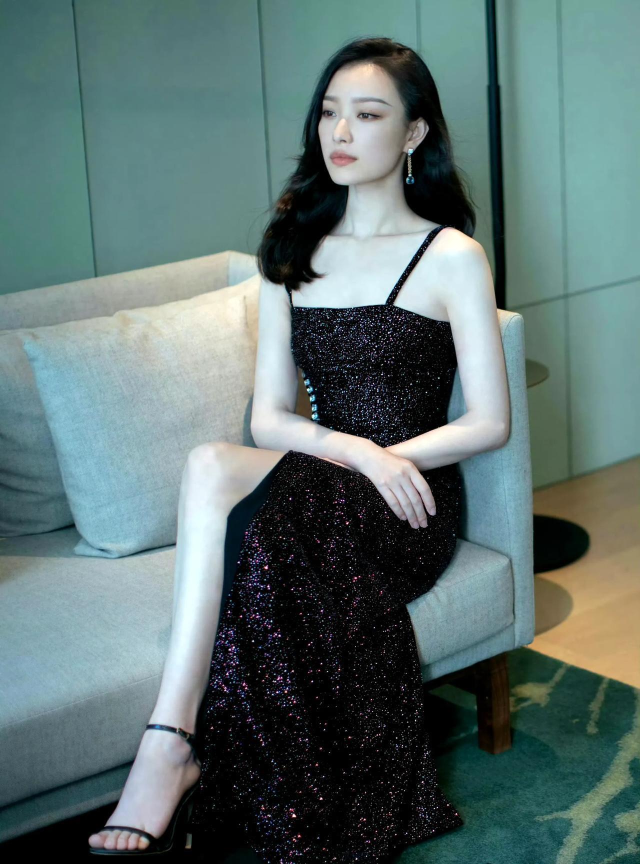 #倪妮 #一袭星芒缀染的吊带礼裙，裁撷暗夜流光缠绕身型。肩颈舒展成诗意弧面，开衩