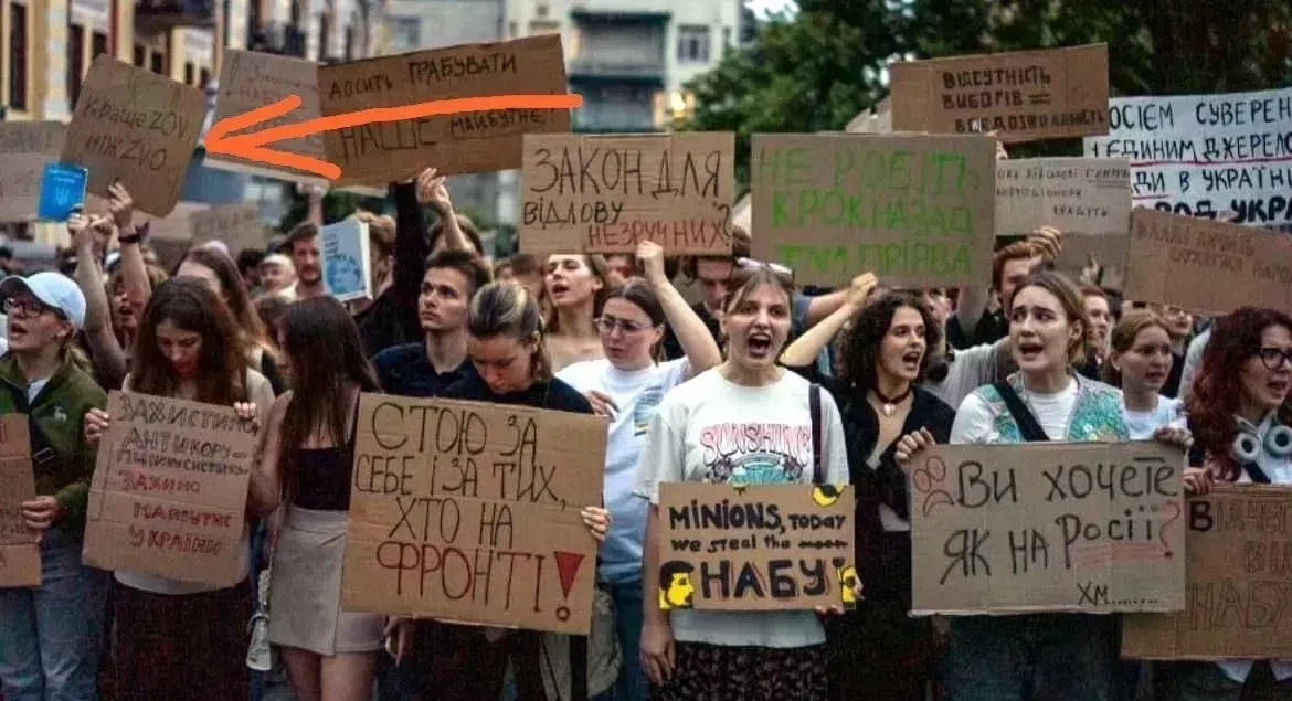 倒泽示威游行进入第二天，乌克兰抗议民众聚集在基辅市伊万·弗兰科剧院前的广场上，继