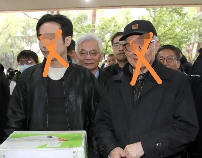 这两个鸟人，一老一小，大罢免失败，曹姓老鸟甩挑子，累了，老子不干了；八姓小鸟呢，
