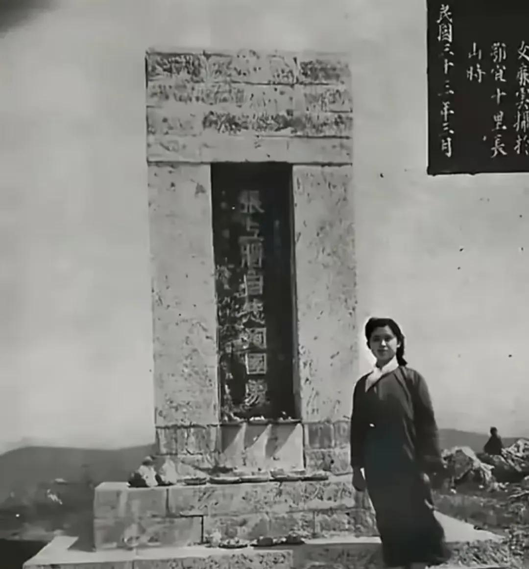 1943年，张自忠将军的女儿张廉云冒着生命危险来到了父亲殉国之处湖北宜城，站在石