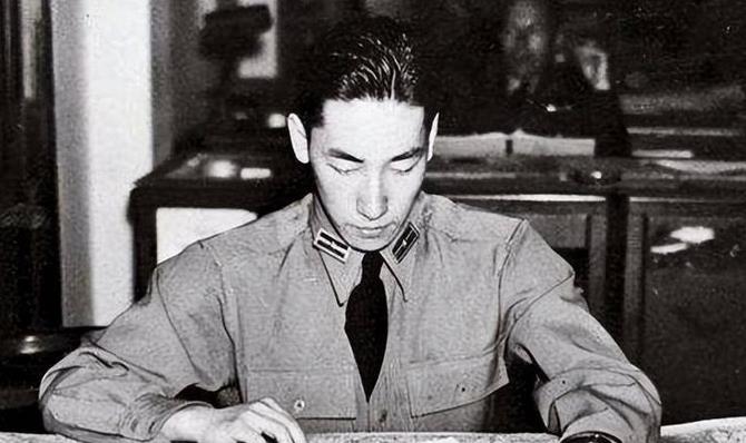1975年，蒋纬国想升上将，求了蒋经国半天，他就是不同意。无奈之下，他想出一损招