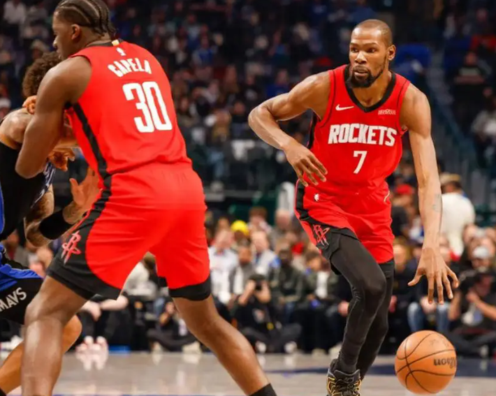 杜兰特有时间就提升个人技术，找到节奏，感受一下篮球，让心态放在提升上，他热爱这样