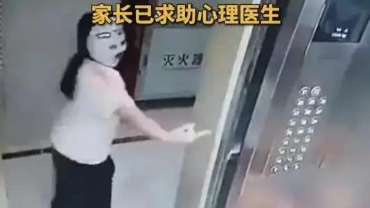 电梯惊魂三分钟：面具人暴力恐吓幼童事件全记录