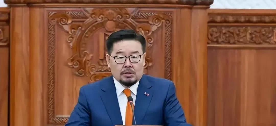 一直认为，蒙古国的“第三国外交”政策，是最愚蠢的外交政策。一个夹在中俄之间的内陆