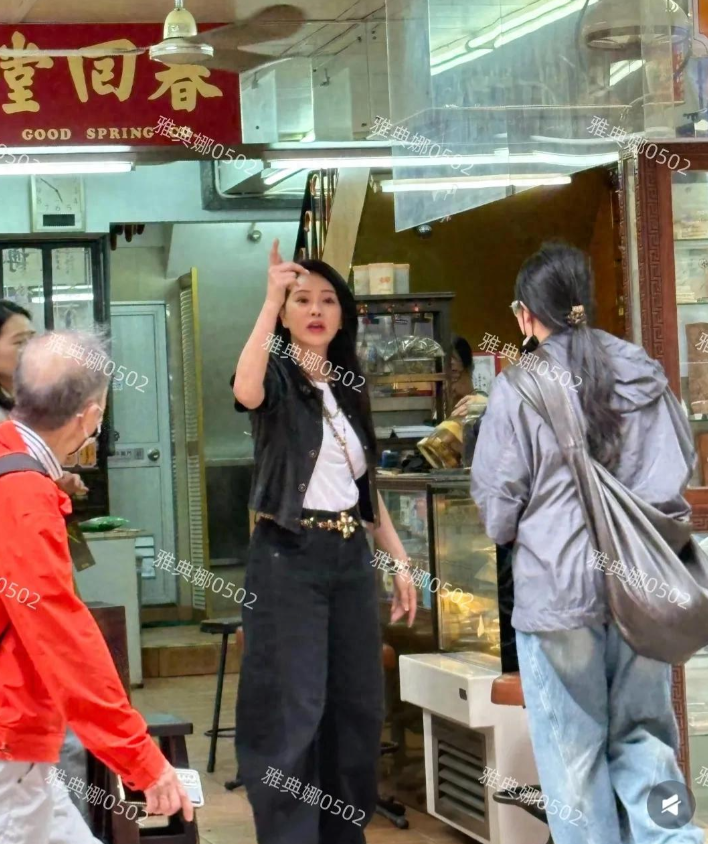 伊能静不像电视里看到那样温柔娇嗲，本人气场很强挺有个性和脾气