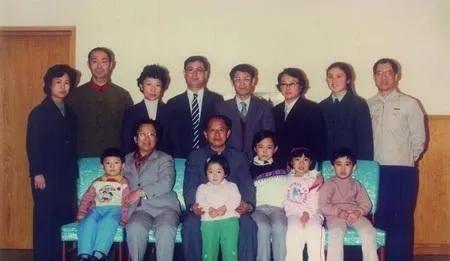 胡同志全家福，他和李昭相识、恋爱是在1942年，这一年，他27岁，李昭不满21岁