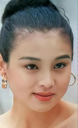 当年，英宁向刚生下女儿不久的妻子赵明明提出离婚，赵明明追问原因，英宁支支吾吾就是