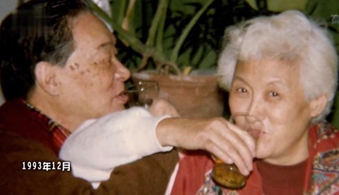 2005年，92岁的翻译家冯亦代弥留之际，紧握着妻子黄宗英的手，颤声说出一个请求