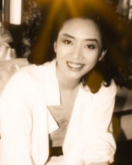 2003年12月，梅艳芳因子宫癌去世时，仅有40岁。她的逝世不仅震撼了整个娱乐界