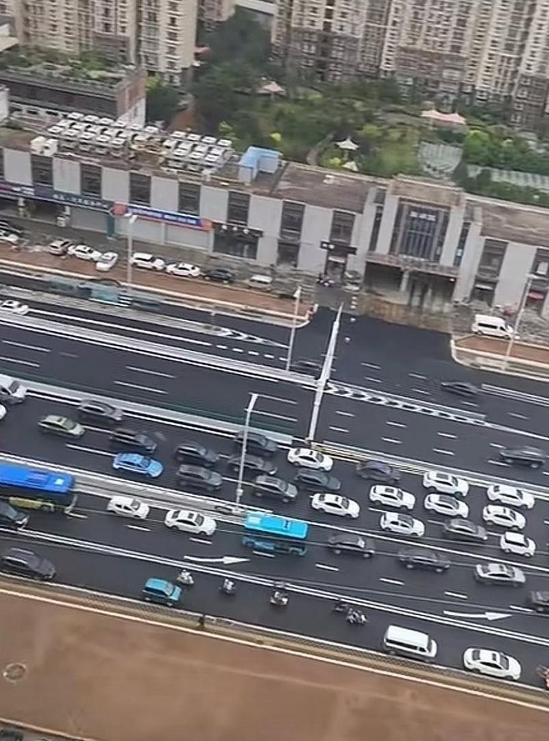 今天走和平路高架桥，那叫一个崩溃，主路比辅路还堵！