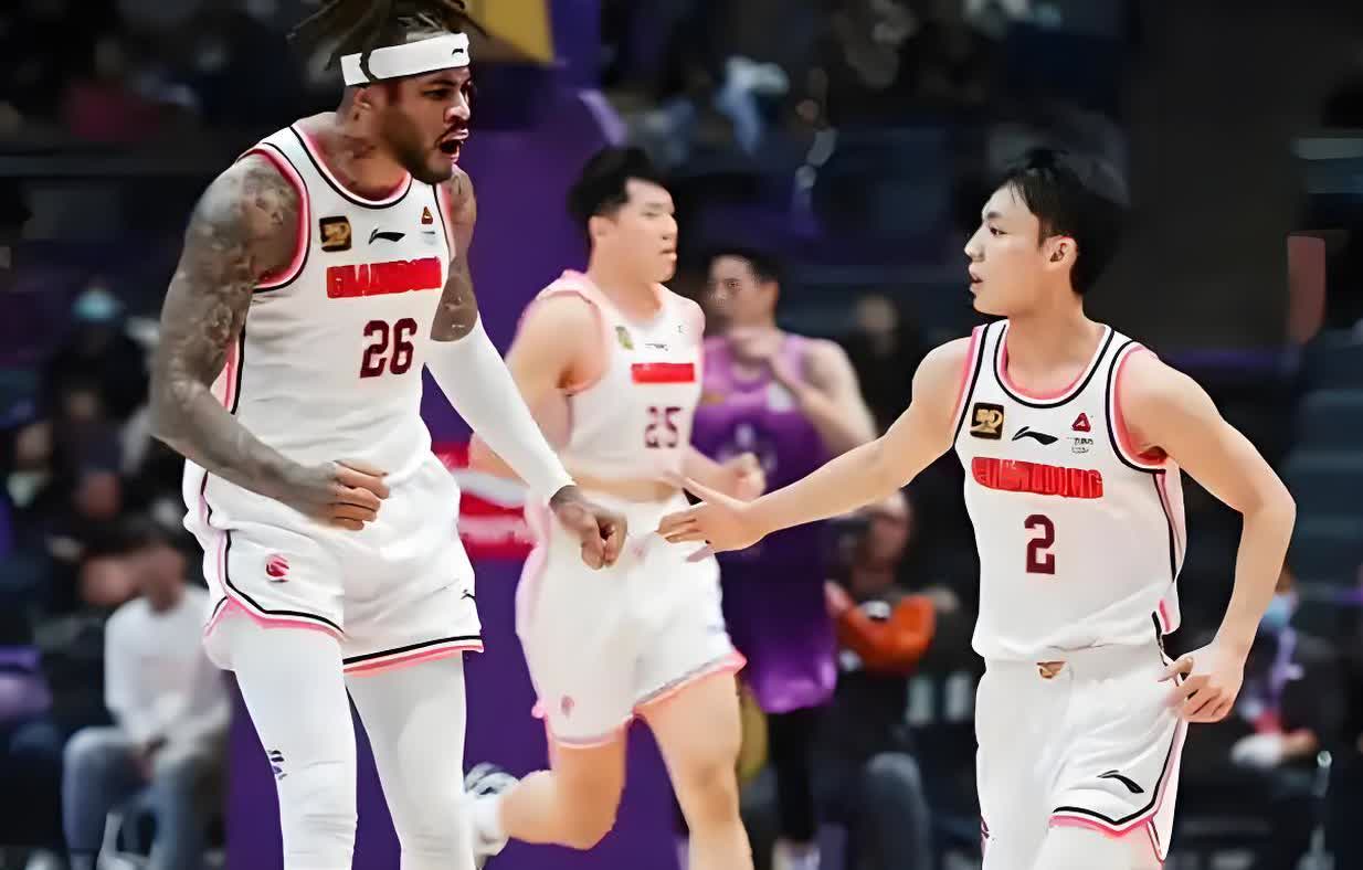 徐杰心情大好！
抵达重庆涪陵后，徐杰获得当地球迷们的夹道欢迎！徐中锋屡次向球迷