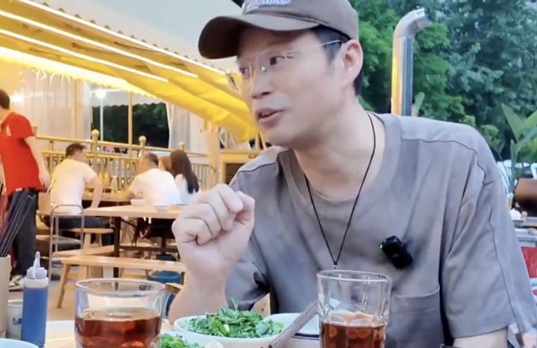王迅为清洁工讨薪冲上了热搜！
这个事情的来龙去脉是王迅在街头想邀请清洁工大爷一起