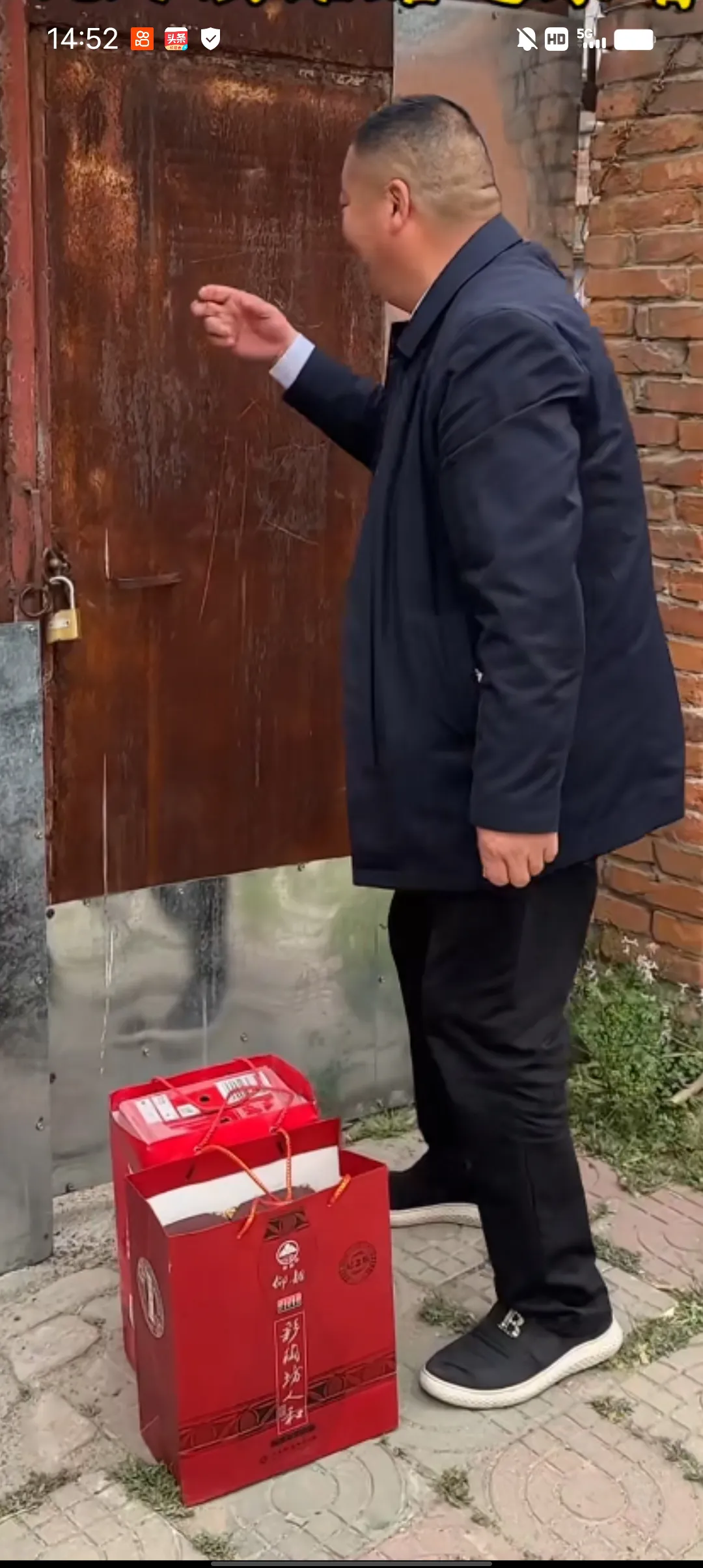 泪奔，姐弟俩因吵架三年不来往，姐姐儿子结婚没钱，弟弟得知后，厚着脸皮拿着礼物去姐