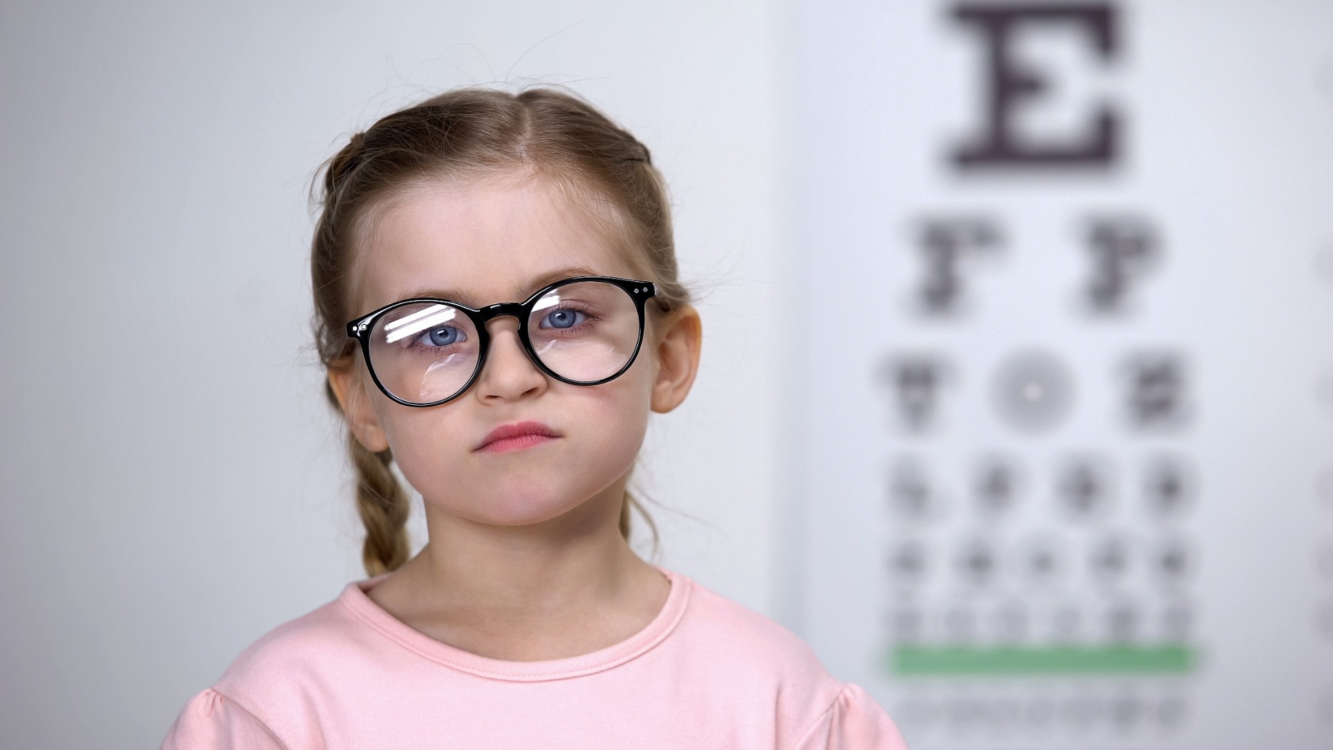 别等近视才后悔！孩子眼睛早发了2次“警报”，家长却总当成小毛病