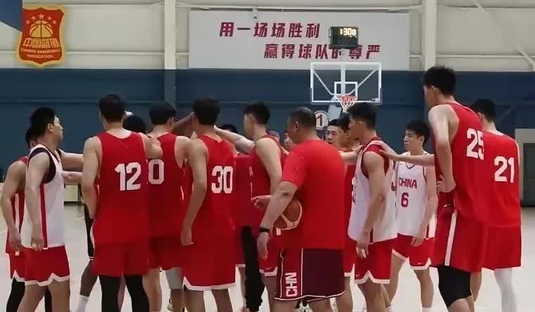 从热身赛男篮出场的12人名单中可以看出，郭士强对广东男篮的偏爱，广东目前虽是国家