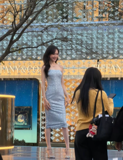 大冬天的唐嫣也挺不容易的。 ​​​