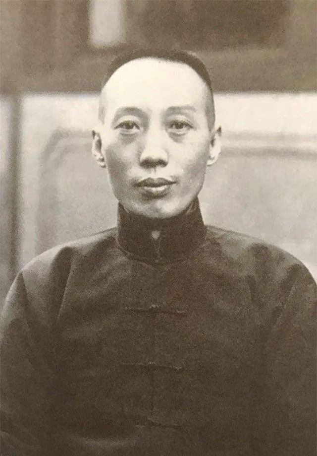 一天，余叔岩的保姆抱着他3岁的私生子，跟车夫打情骂俏，突然把孩子摔死了，没想到余