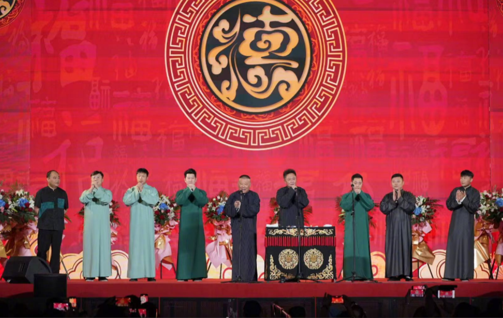 郭德纲青岛商演遭吐槽，老段子 “炒冷饭” 引观众不满
