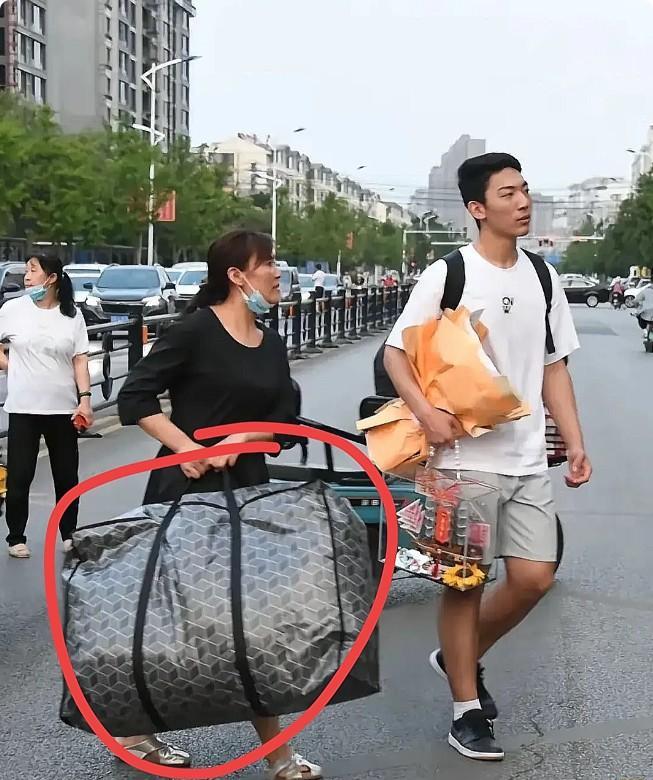这张图片火了，这组图让人泪崩，儿子高考后潇洒走在前面，母亲却艰难扛着一堆行李。儿