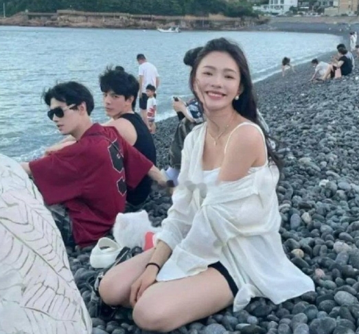 林允海滩自拍美出圈，只是身边的两个男生竟然没认出来去要个签名 ​ ​​​
